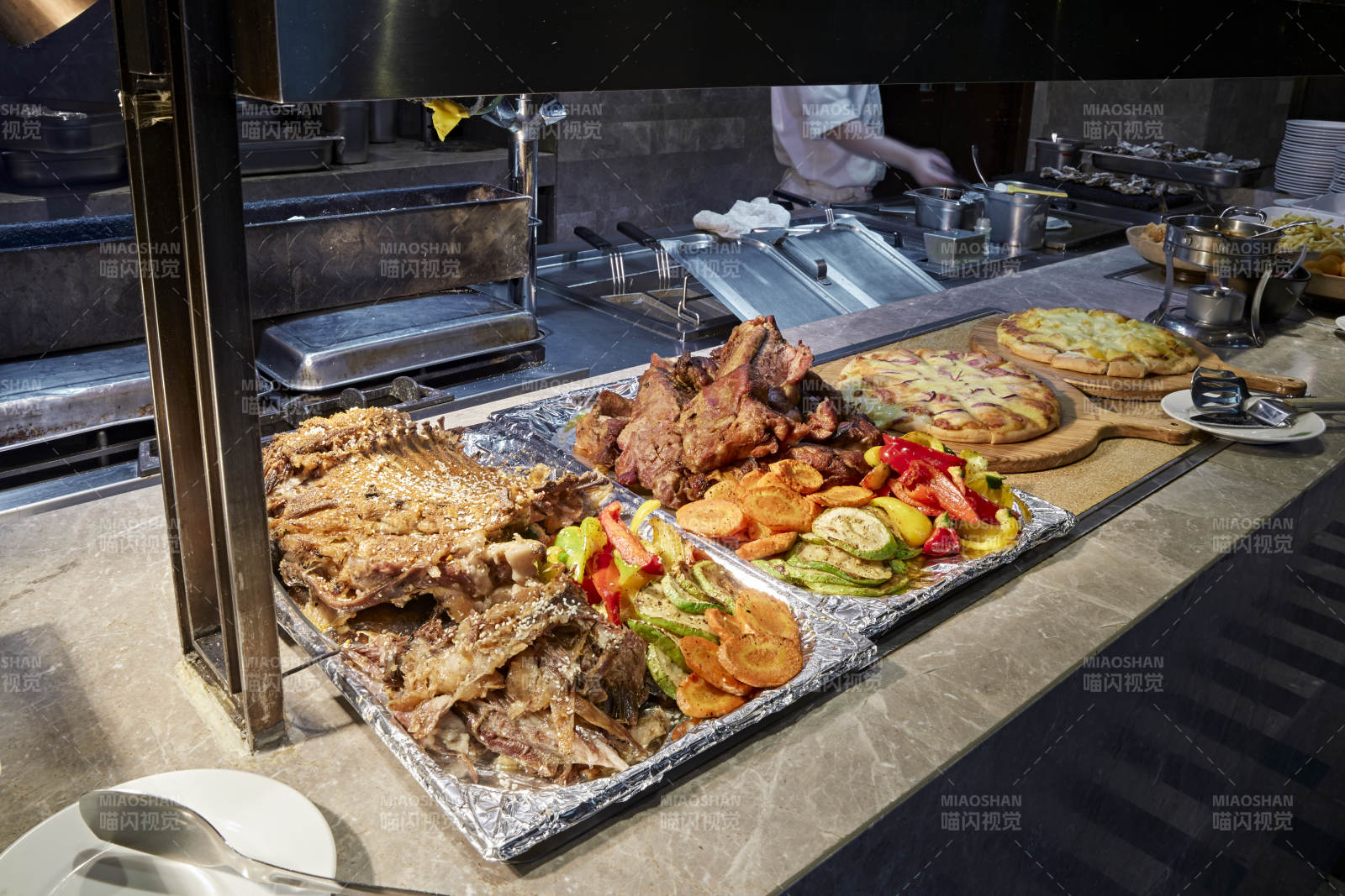 高档星级酒店自助餐的铁板烧烤烤肉餐台图片