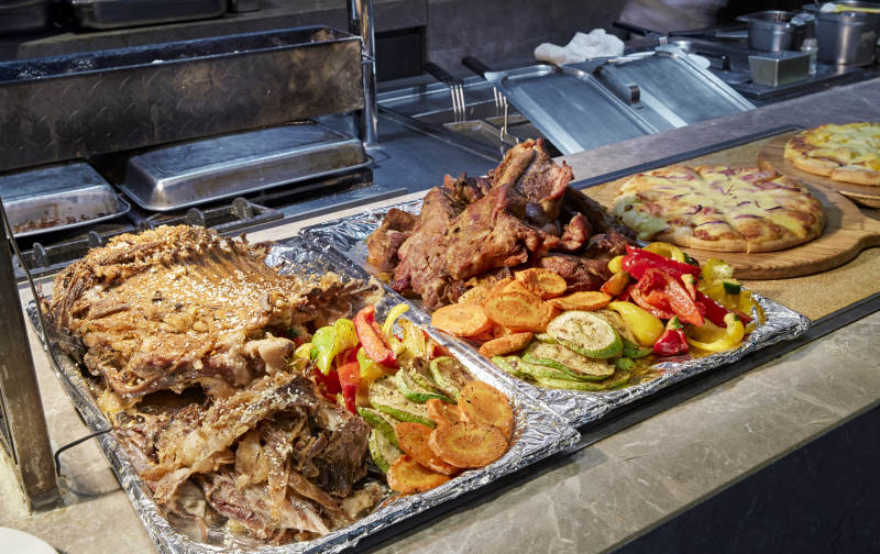 高档星级酒店自助餐的铁板烧烤烤肉餐台图片