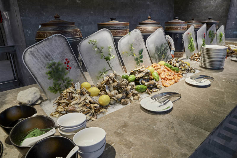 高档星级酒店自助餐的海鲜餐台图片