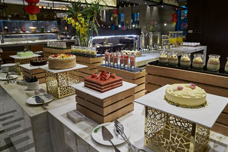 高档星级酒店自助餐的甜品蛋糕图片