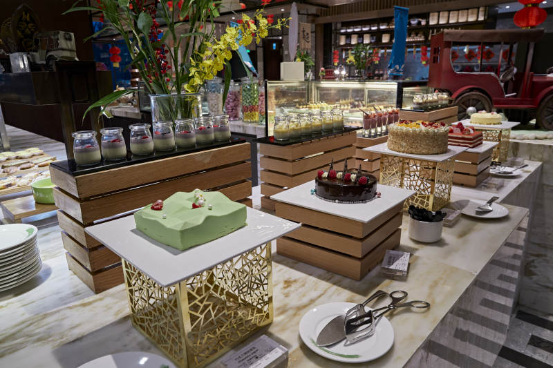 高档星级酒店自助餐的甜品蛋糕图片