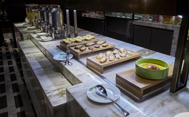 高档星级酒店自助餐的面包甜品图片