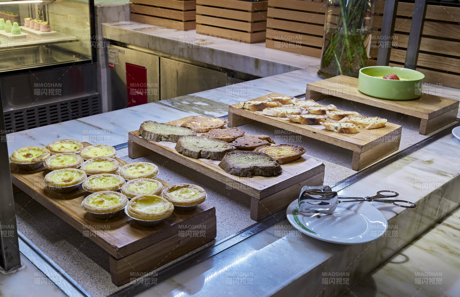 高档星级酒店自助餐的面包甜品图片