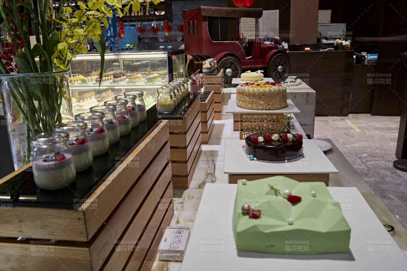 高档星级酒店自助餐的甜品蛋糕图片