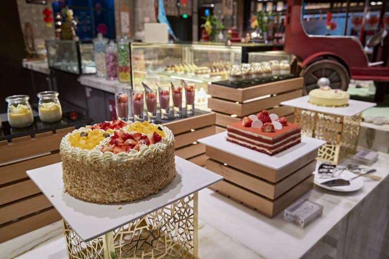 高档星级酒店自助餐的甜品蛋糕图片