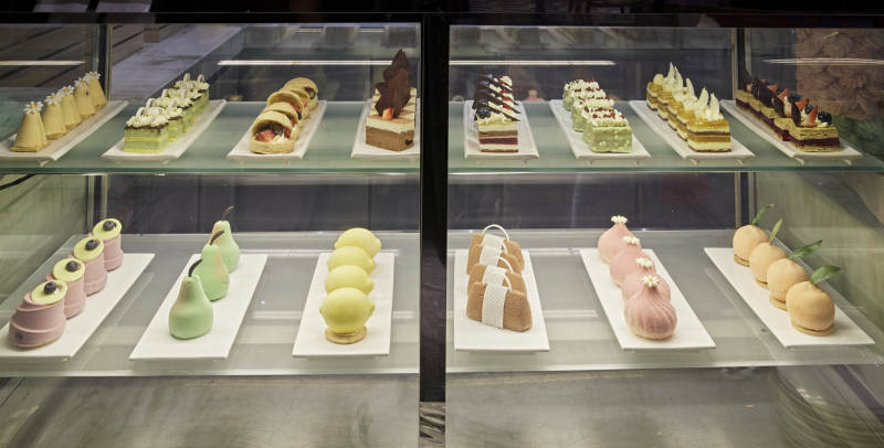 高档星级酒店自助餐的甜品蛋糕图片