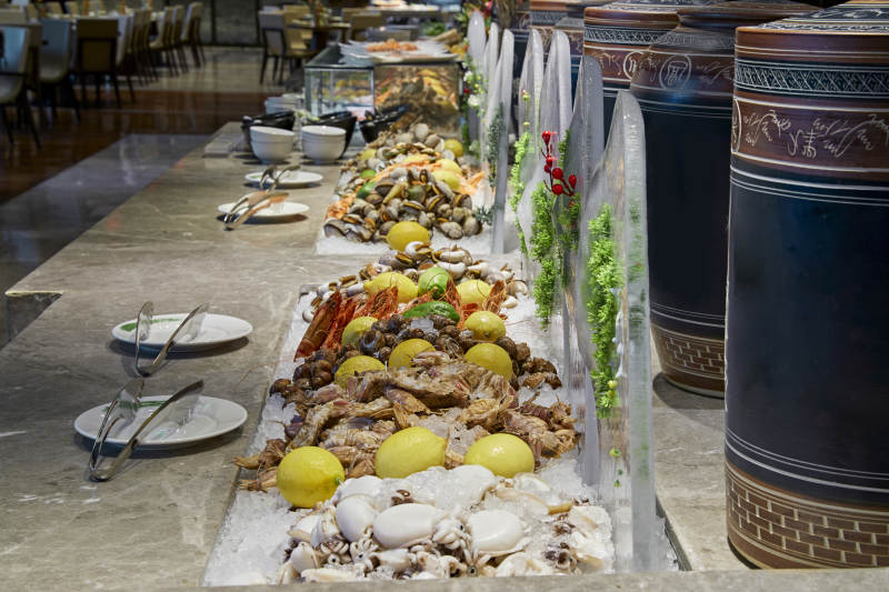 高档星级酒店自助餐的海鲜餐台图片