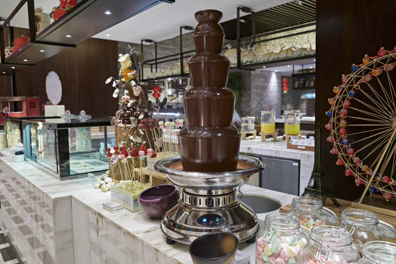 高档星级酒店自助餐甜品餐台图片