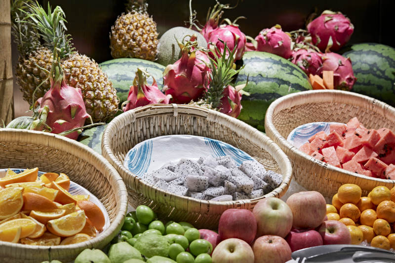 高档星级酒店自助餐的缤纷水果餐台图片