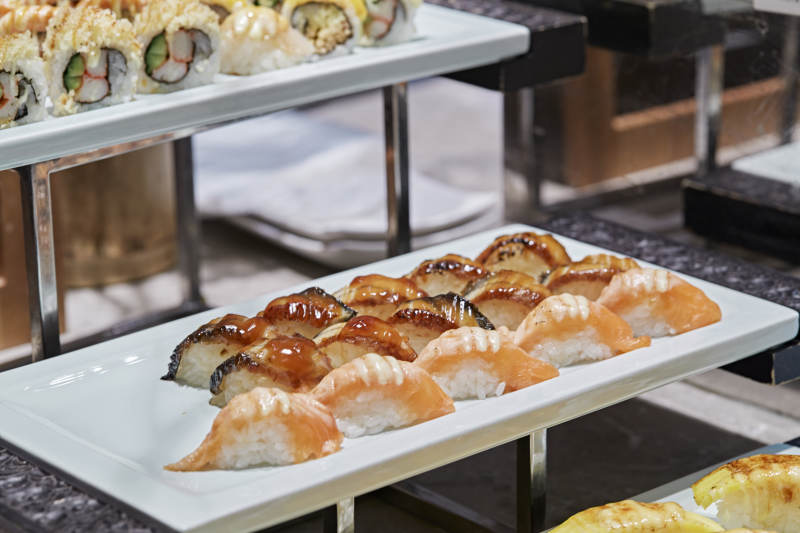 高档星级酒店自助餐的日料寿司图片