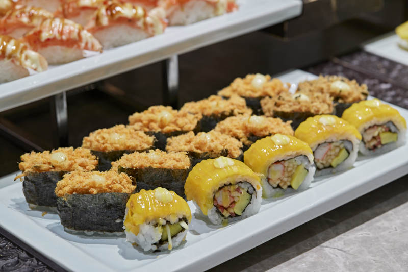 高档星级酒店自助餐的日料寿司图片