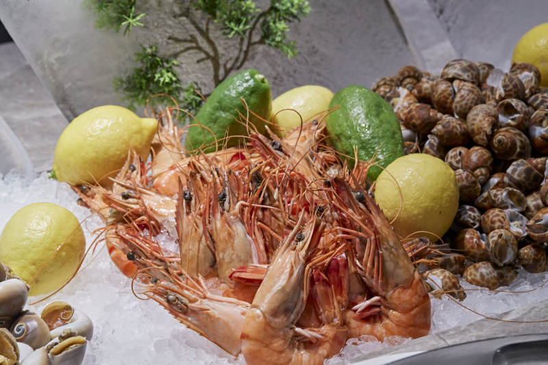 高档星级酒店自助餐的海鲜餐台图片