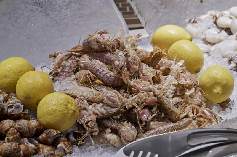 高档星级酒店自助餐的海鲜餐台图片