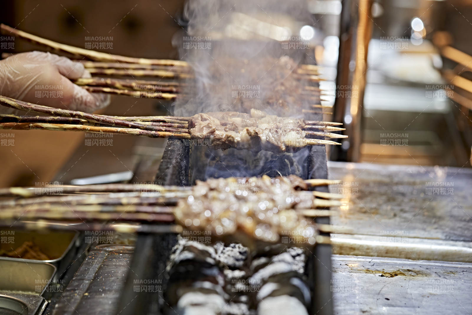 高档星级酒店自助餐的红柳现烤羊肉串图片
