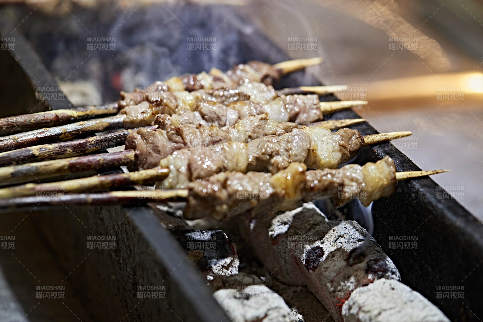 高档星级酒店自助餐的红柳现烤羊肉串图片