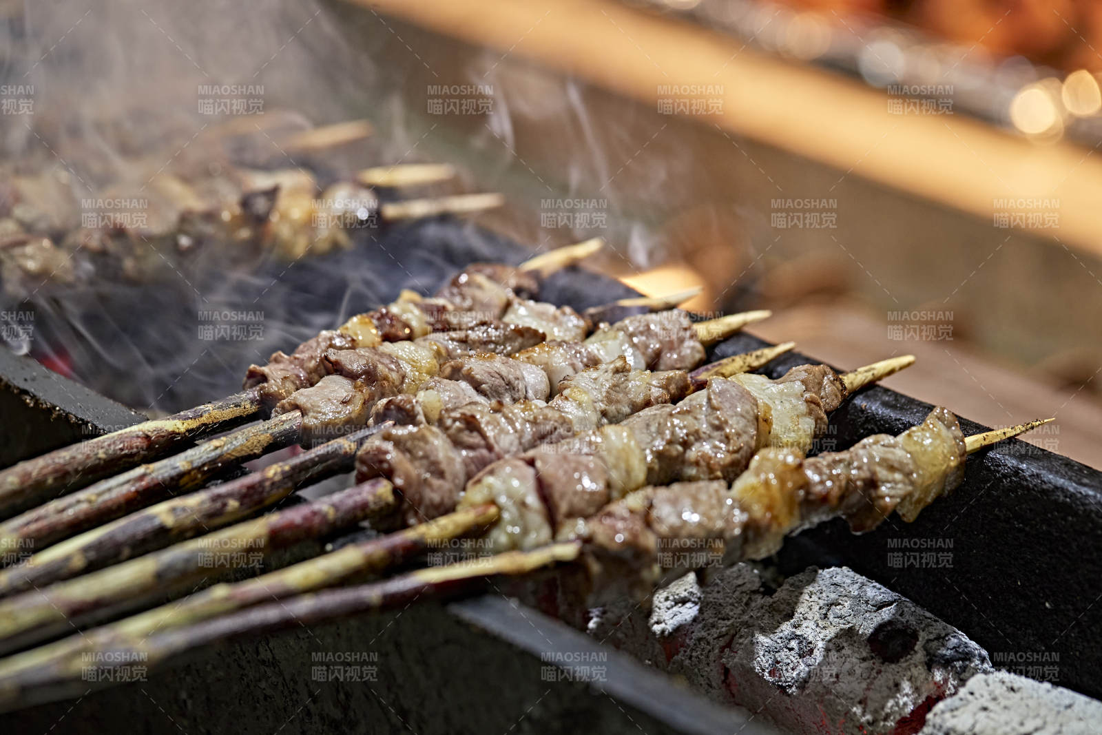 高档星级酒店自助餐的红柳现烤羊肉串图片