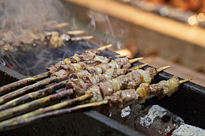 高档星级酒店自助餐的红柳现烤羊肉串图片