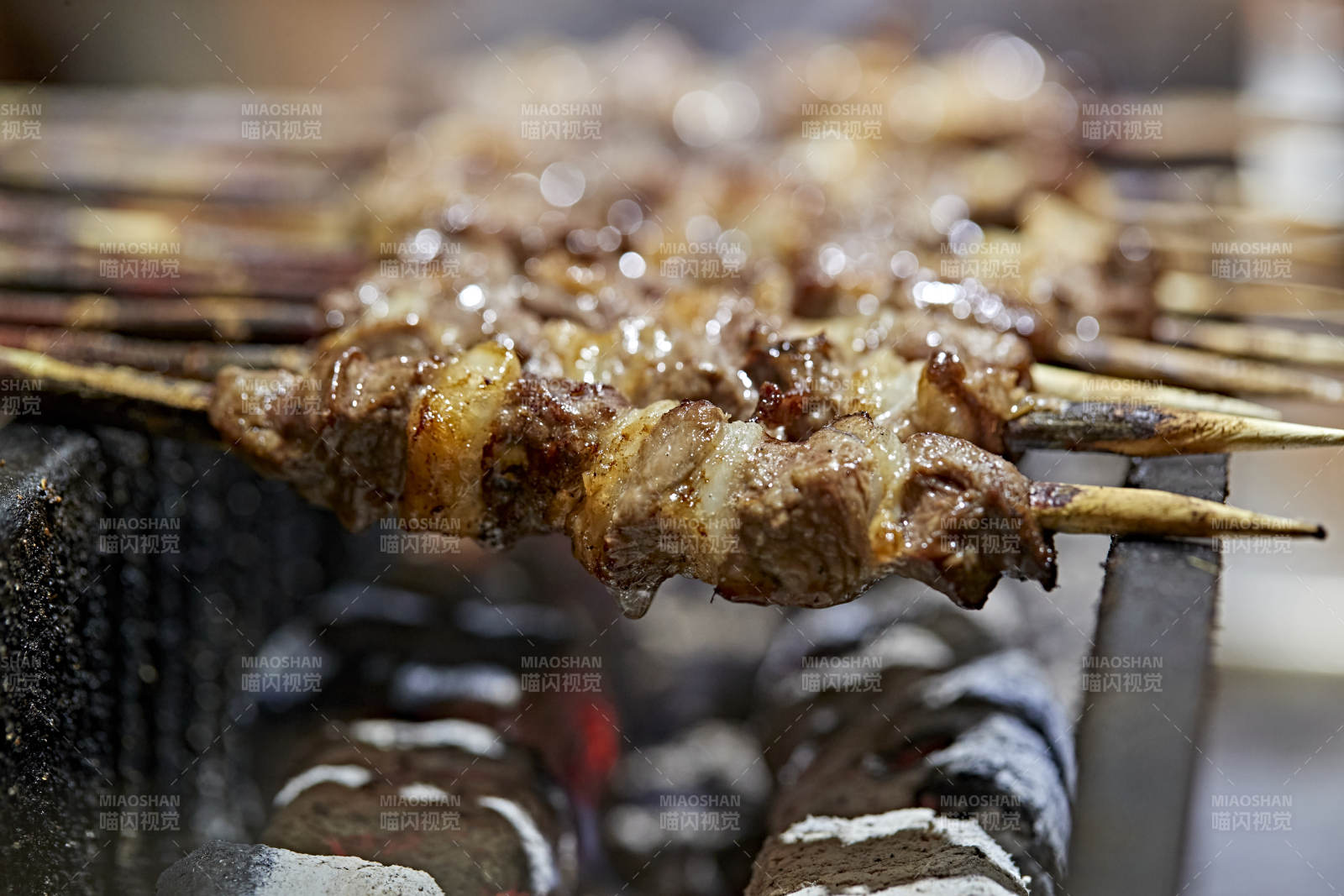 高档星级酒店自助餐的红柳现烤羊肉串图片