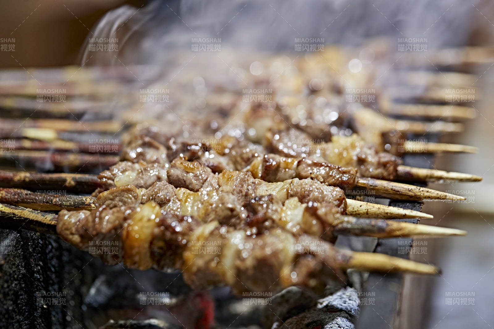 高档星级酒店自助餐的红柳现烤羊肉串图片