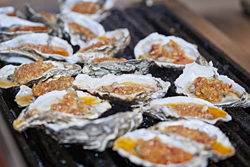 高档星级酒店自助餐的炭烤蒜蓉生蚝图片