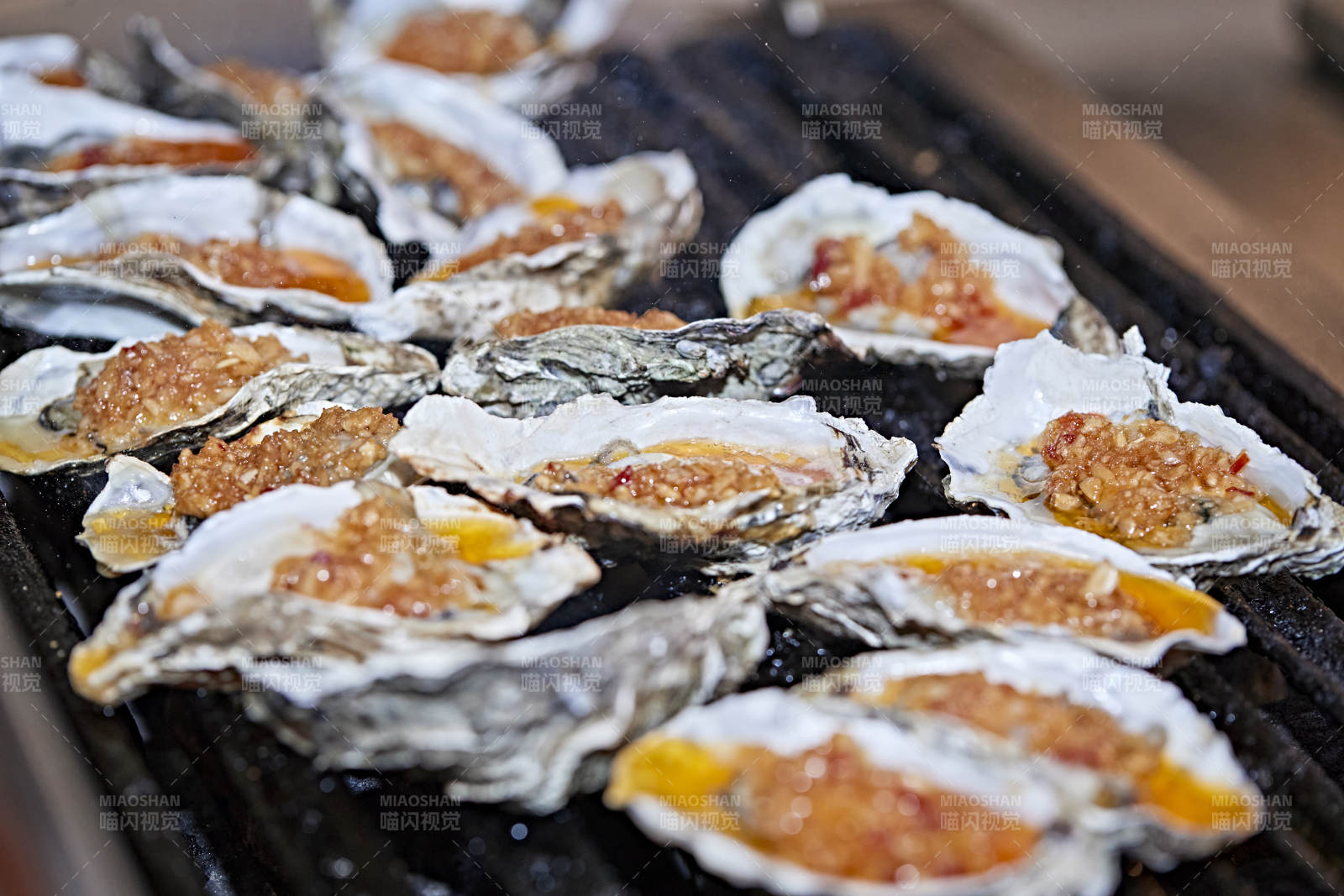 高档星级酒店自助餐的炭烤蒜蓉生蚝图片