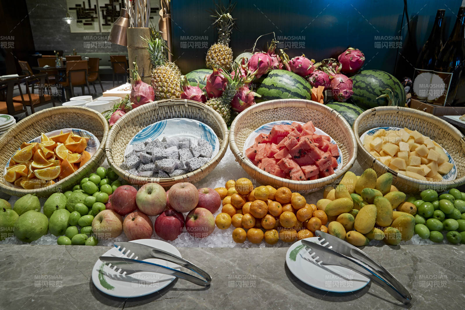 高档星级酒店自助餐的缤纷水果餐台图片