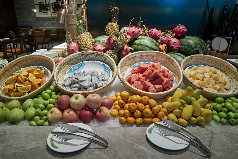 高档星级酒店自助餐的缤纷水果餐台图片