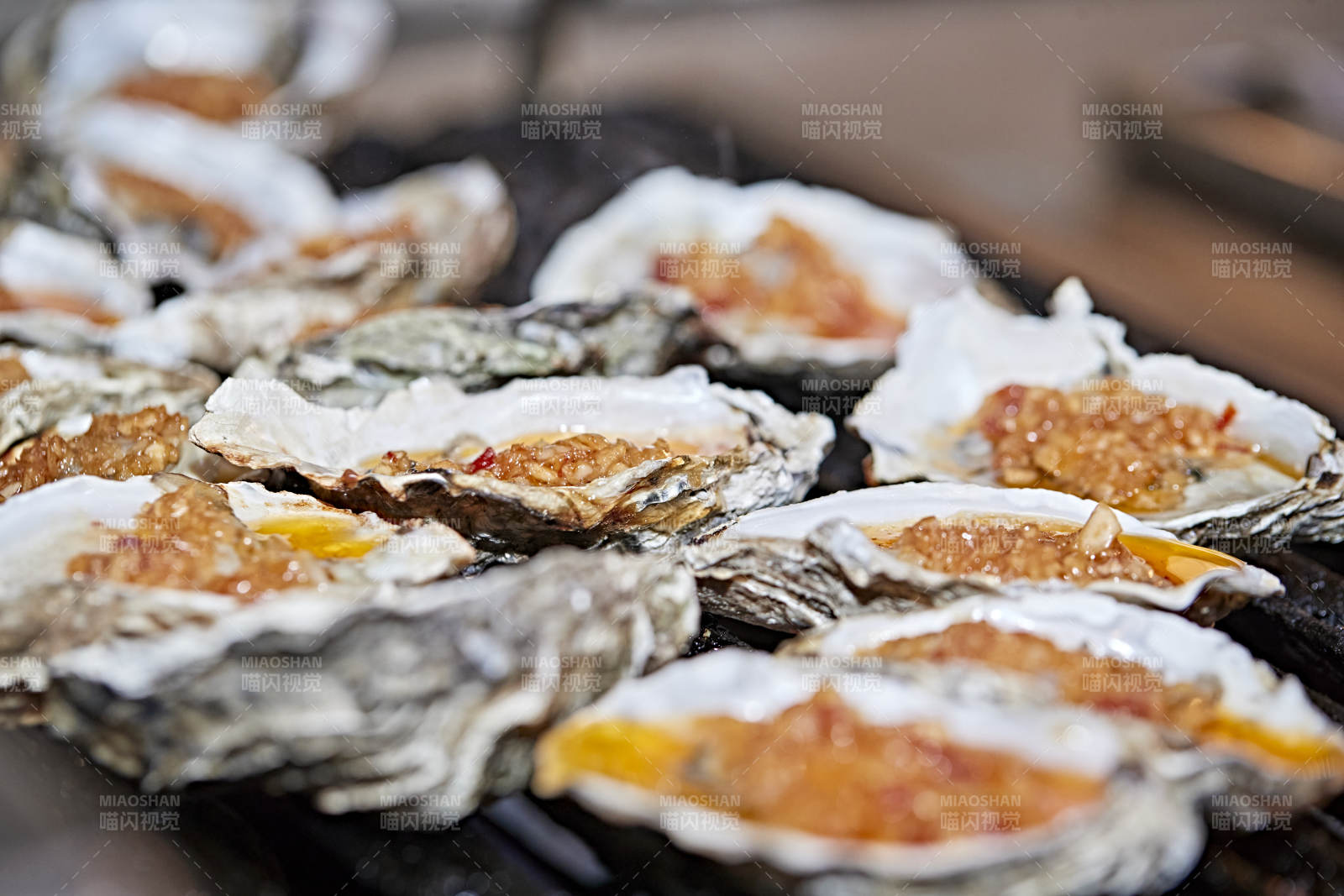 高档星级酒店自助餐的炭烤蒜蓉生蚝图片