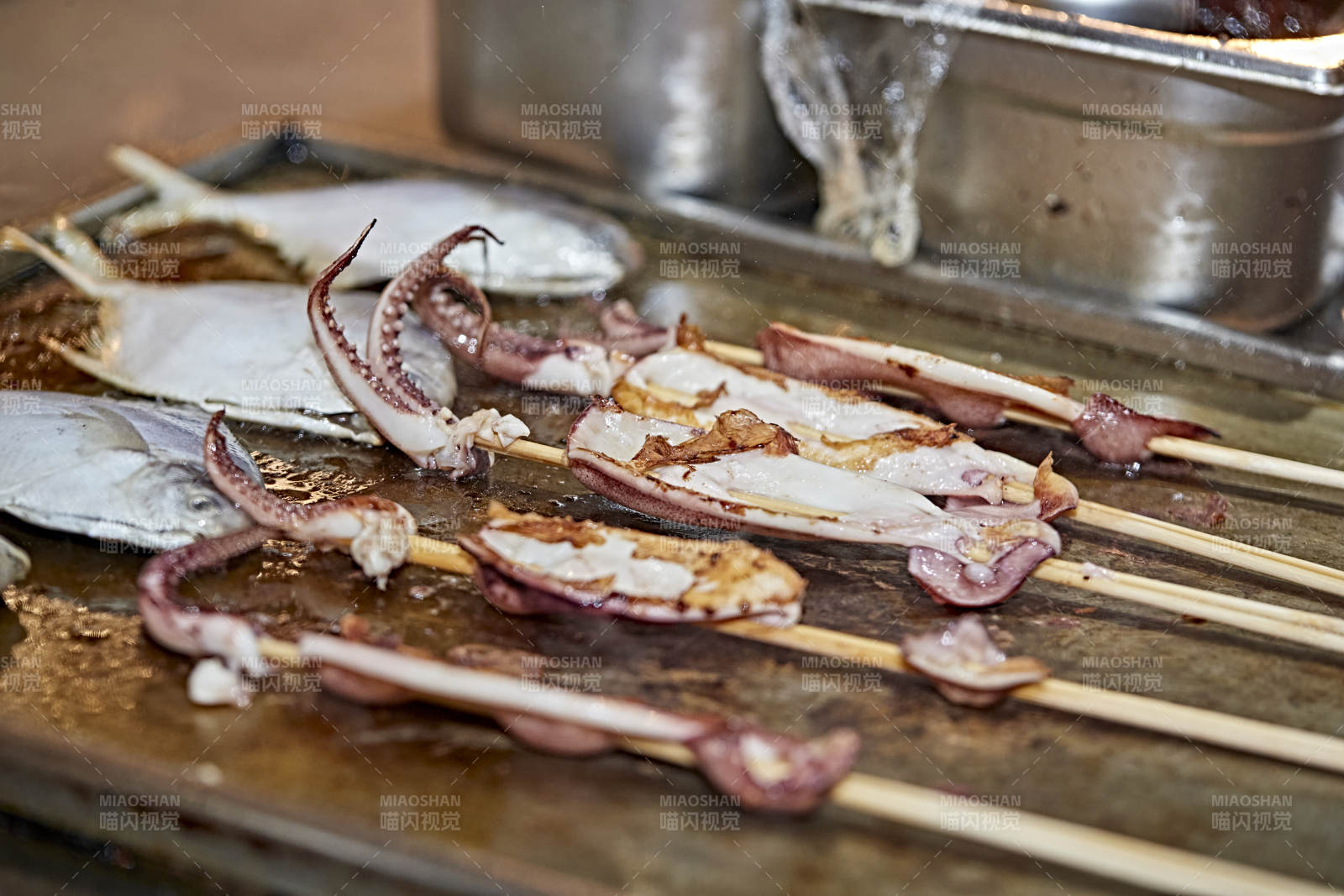 高档星级酒店自助餐的铁板鱿鱼平鱼图片