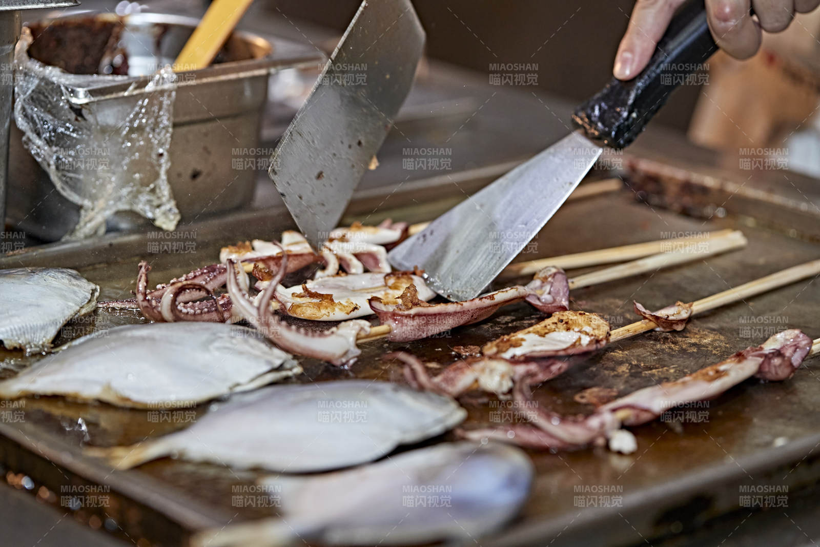 高档星级酒店自助餐的铁板鱿鱼平鱼图片