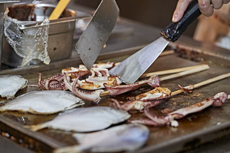 高档星级酒店自助餐的铁板鱿鱼平鱼图片