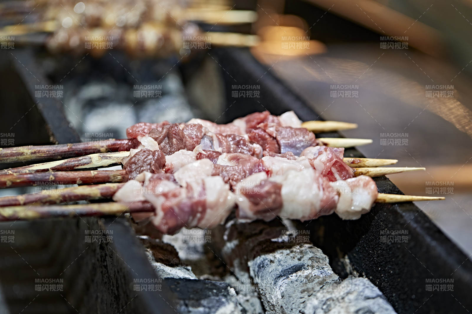 高档星级酒店自助餐的红柳现烤羊肉串图片