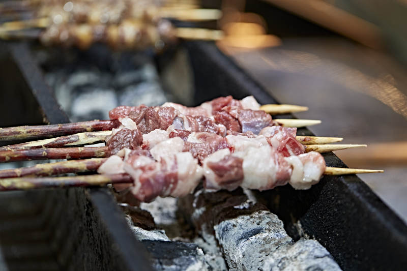 高档星级酒店自助餐的红柳现烤羊肉串图片