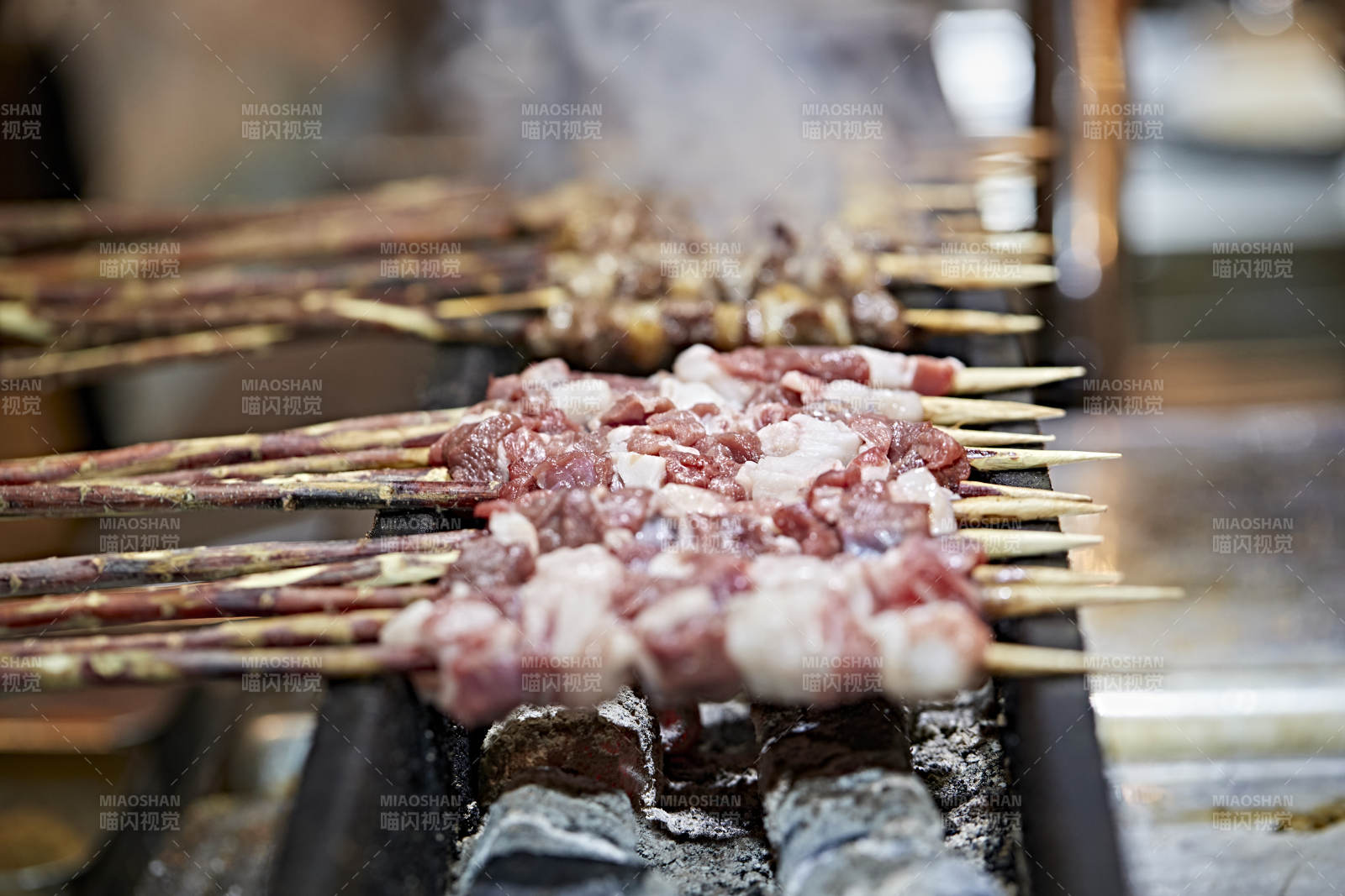 高档星级酒店自助餐的红柳现烤羊肉串图片