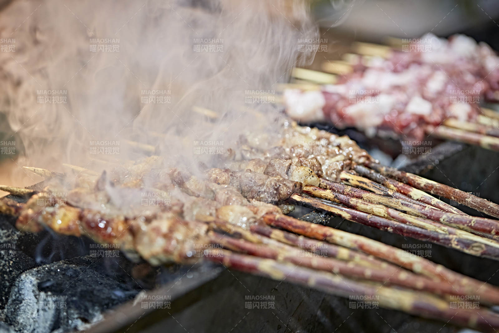 高档星级酒店自助餐的红柳现烤羊肉串图片
