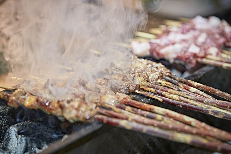 高档星级酒店自助餐的红柳现烤羊肉串图片