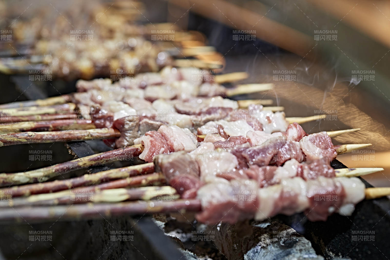 高档星级酒店自助餐的红柳现烤羊肉串图片