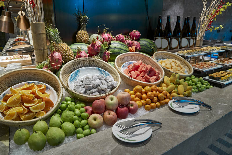 高档星级酒店自助餐的缤纷水果餐台图片