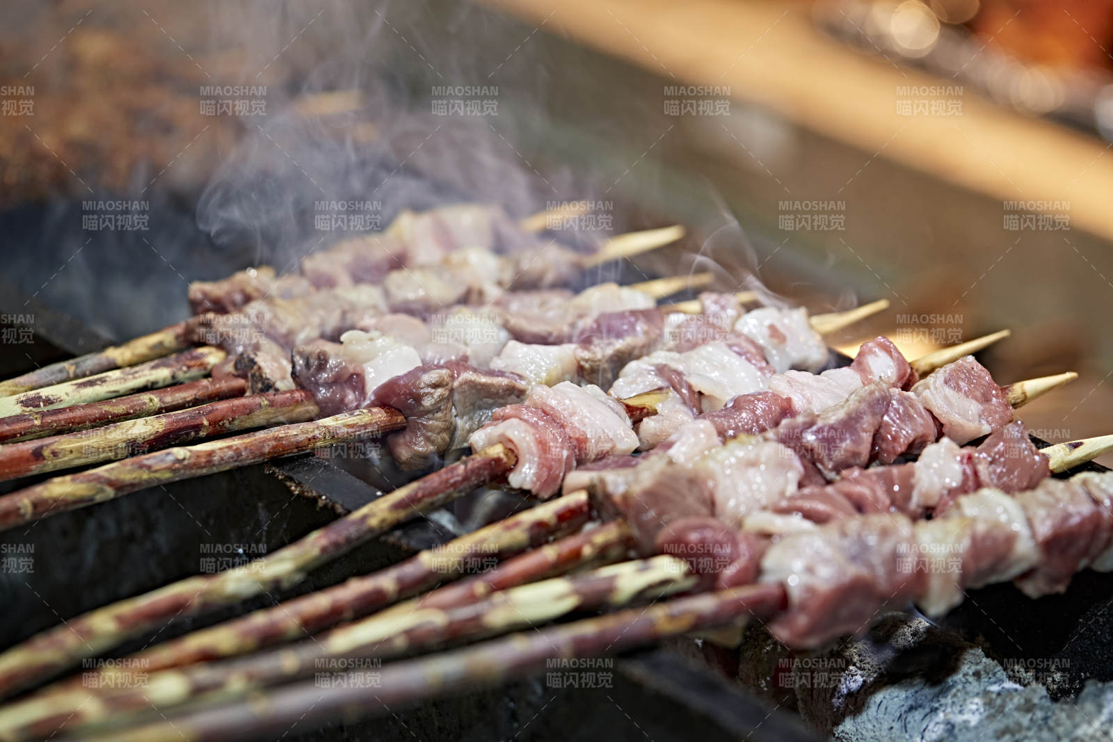 高档星级酒店自助餐的红柳现烤羊肉串图片