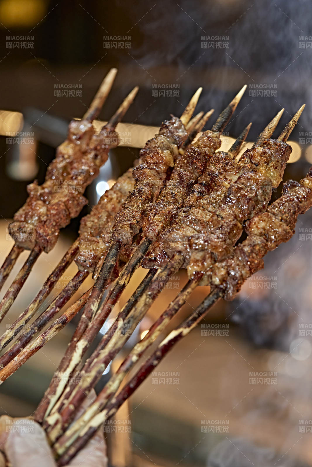 高档星级酒店自助餐的红柳现烤羊肉串图片