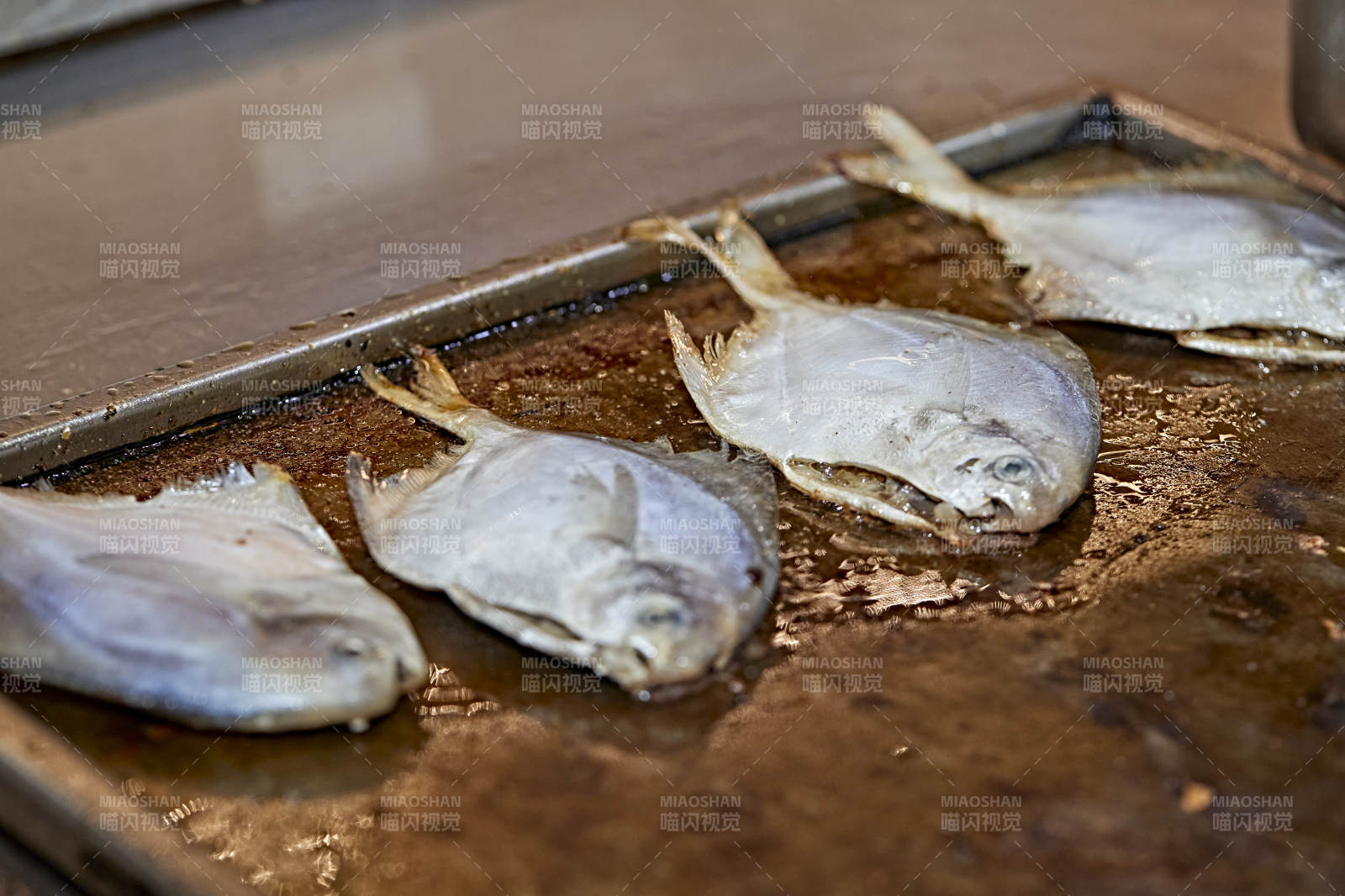 高档星级酒店自助餐的铁板鱿鱼平鱼图片