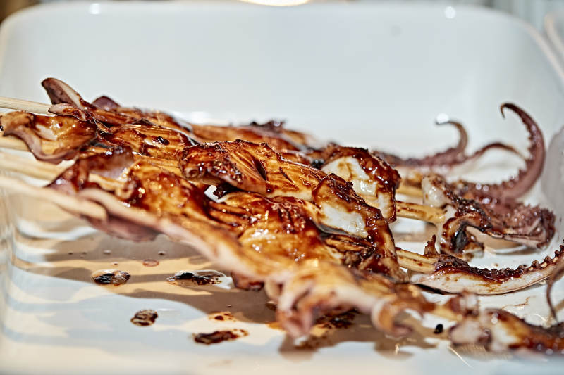 高档星级酒店自助餐的铁板鱿鱼平鱼图片