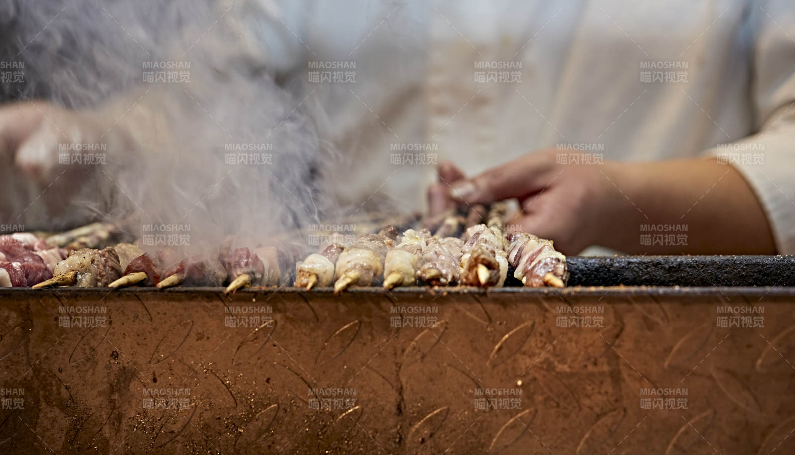 高档星级酒店自助餐的红柳现烤羊肉串图片