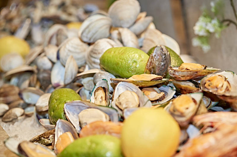 高档星级酒店自助餐的海鲜餐台图片