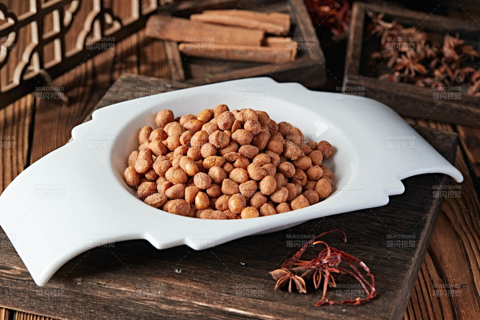 撒粉五香盐炒花生图片