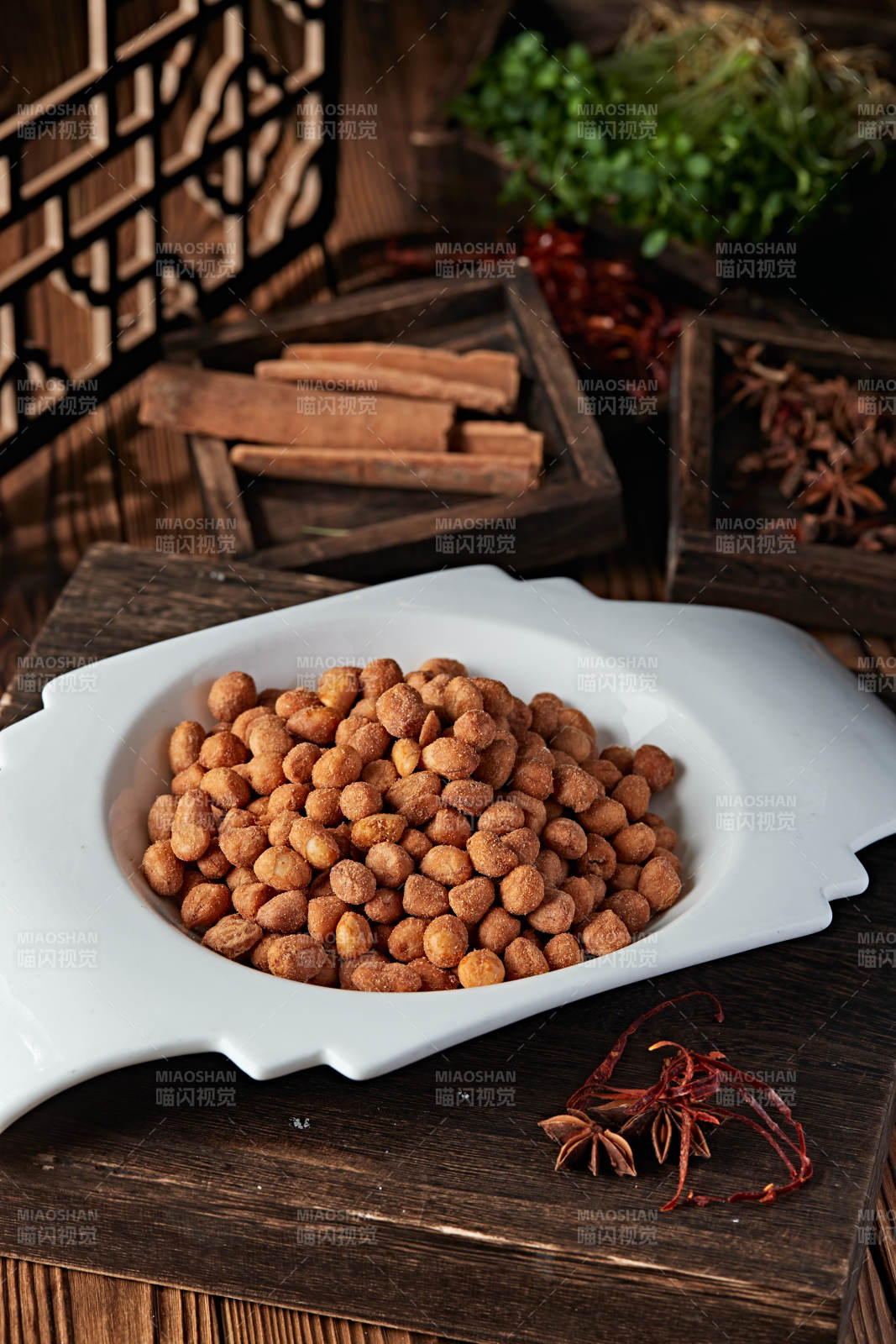 撒粉五香盐炒花生图片