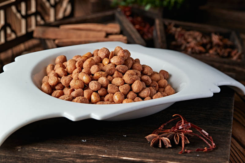 撒粉五香盐炒花生图片