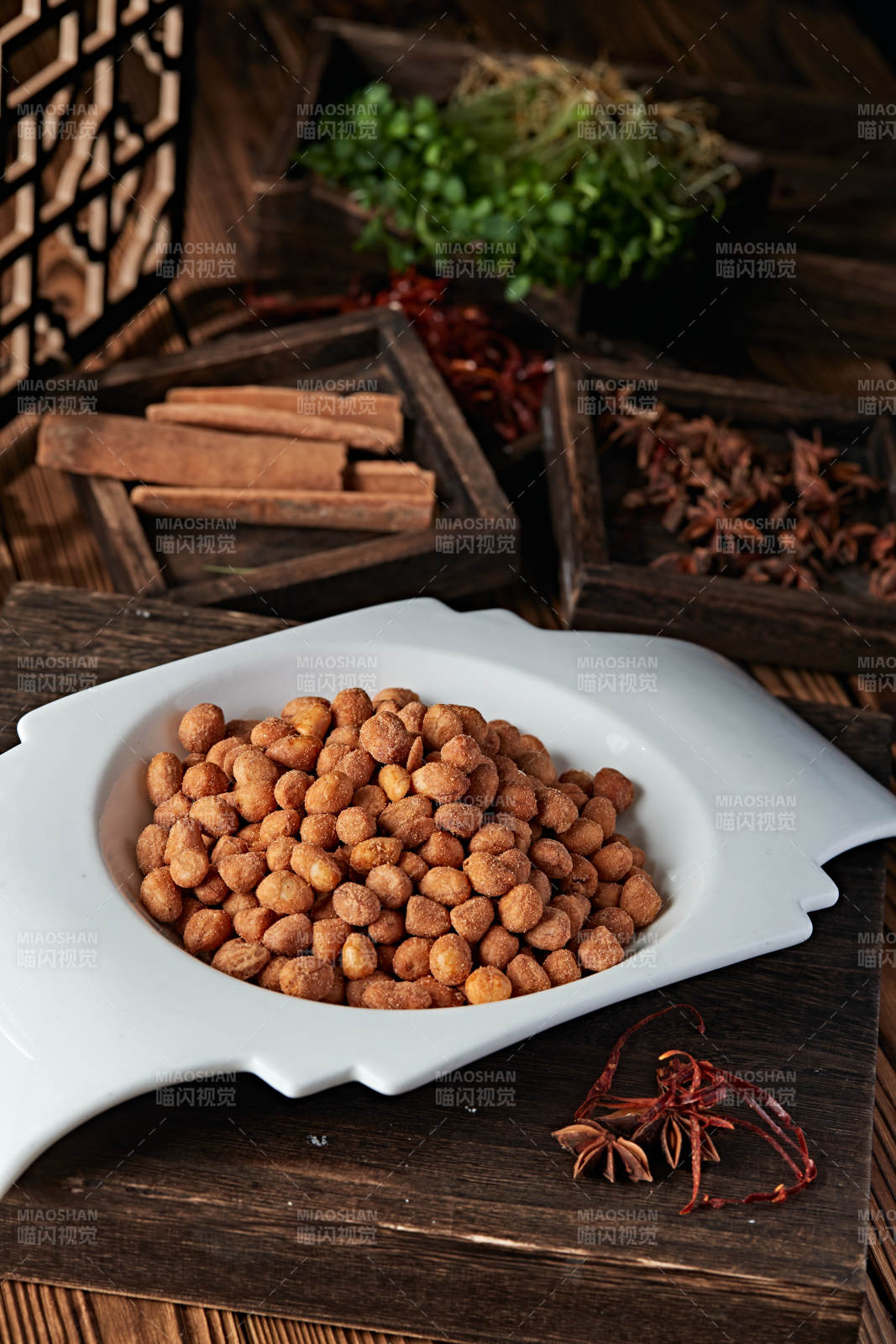 撒粉五香盐炒花生图片