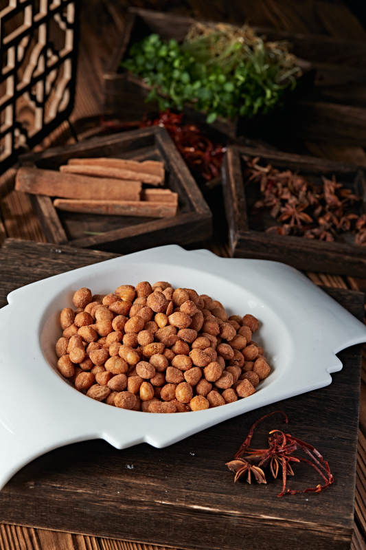 撒粉五香盐炒花生图片