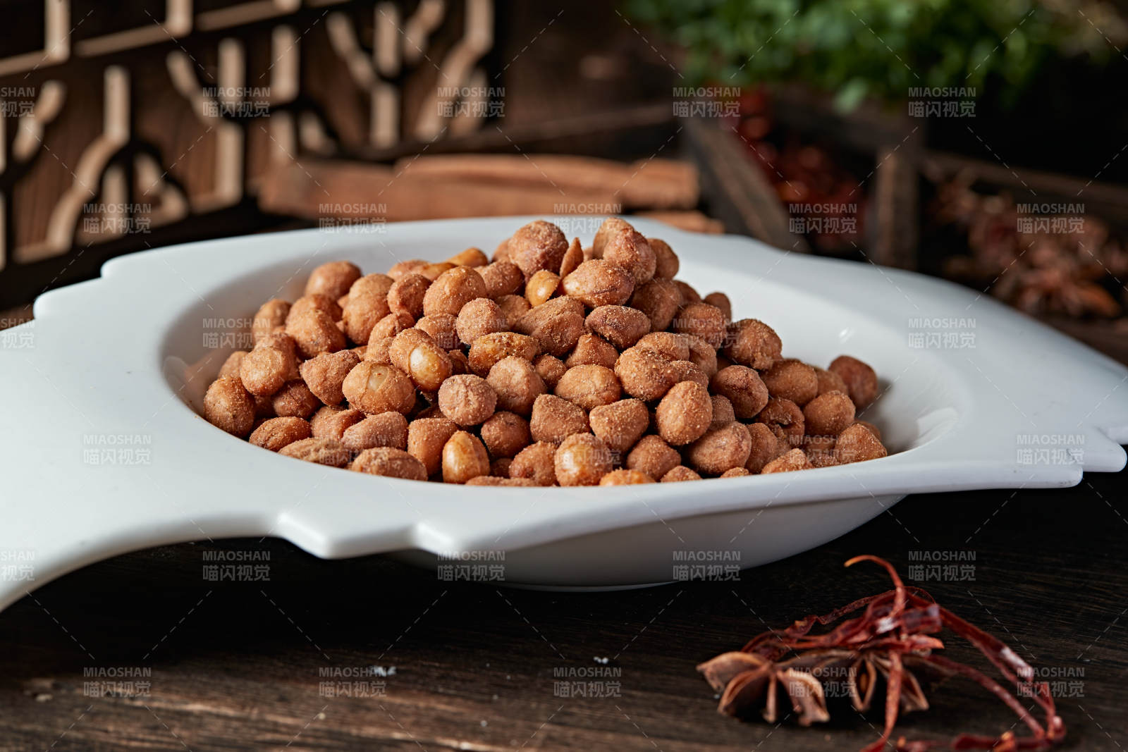 撒粉五香盐炒花生图片